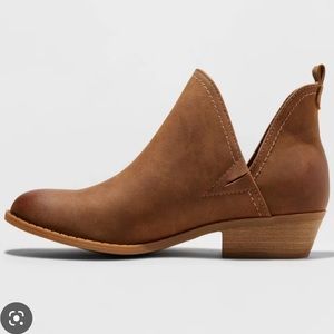 Universal Thread Women’s Nora Faux Leather Cut Out Ankle Booties, Size 9